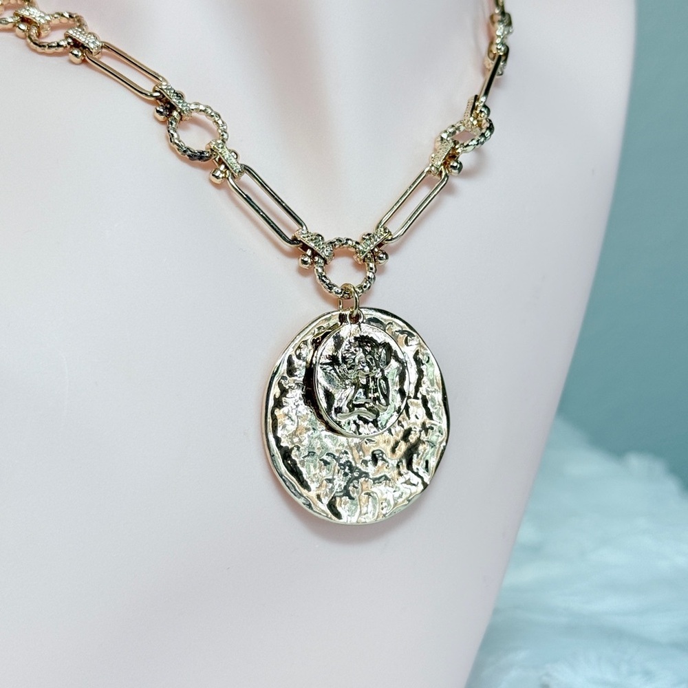 ⚜️ Gold Angel Coin Pendant Necklace 🌷 - Picture 7 of 8